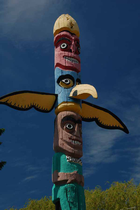 totem pole at The Legs Inn