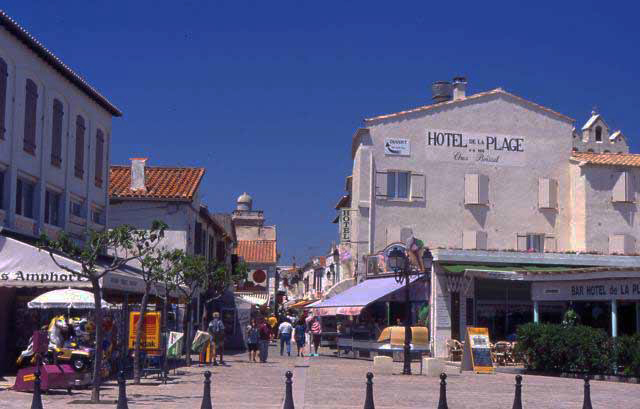 Saintes-Maries-de-la-Mer  shopping street